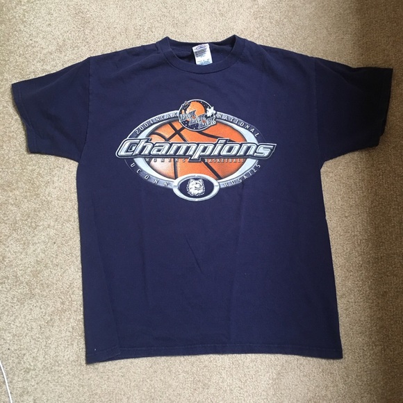 2004 NCAA Champions UConn Huskies T Shirt - Picture 2 of 4